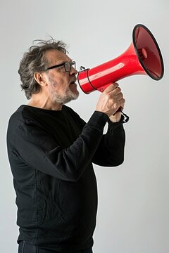 Hombre Mayor Activista con Meg&aacute;fono en Fondo Neutro