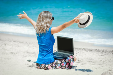 A Happy man girl with laptop near the seaside weekend travel - 799132711
