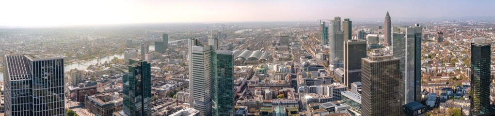 Panoramablick über die Finanzstadt Frankfurt am Main mit Blick auf den Bahnhof und Wolkenkratzern