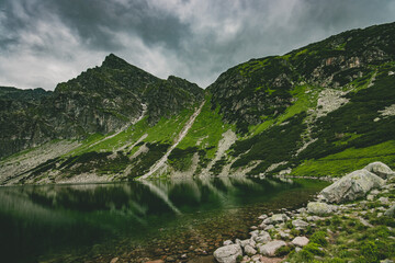 Górska wycieczka, w pochmurny dzień w Tatrzańskim Parku Narodowym