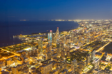 Obraz premium Sunset aerial view of the downtown landscape from the Willis Tower
