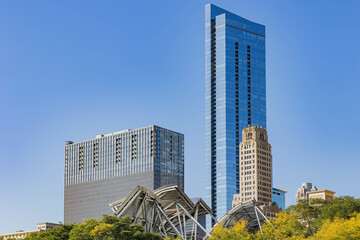 Obraz premium Sunny exterior view of the downtown cityscape