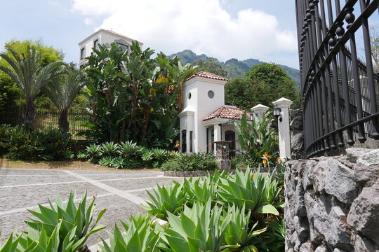 Stra&szlig;e mit Eingang zu Villa in San Antonia bei Escaz&uacute; in Costa Rica Region San Jos&eacute;