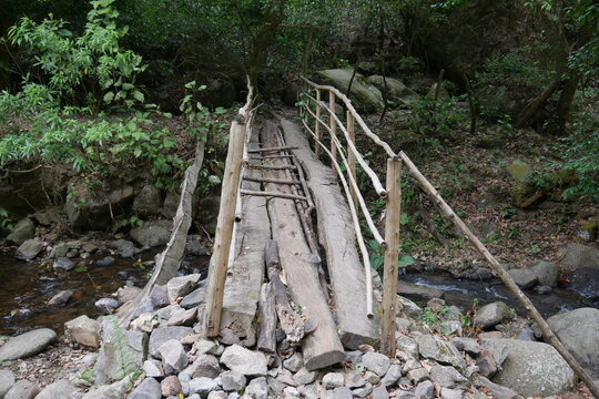 Primitive Holzbr&uuml;cke &uuml;ber einen Bach in den Bergen von Escaz&uacute; Berglandschaft bei San Jos&eacute; in Costa Rica