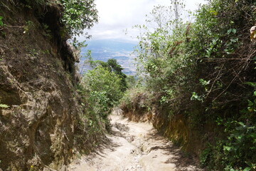 Ausgewaschener Wanderweg bzw Hohlweg am Cruz de Alajuelita in den Bergen von Escazú Berglandschaft...