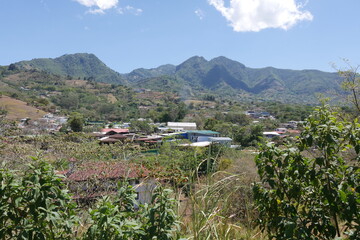 Obraz premium San Antonio bei Escazú in Costa Rica bei San José mit den Bergen von Escazu mit den Gipfeln Cerro Piedra Blanca, San Miguel am Cruz de Ventolera, Bandera und Cedral 