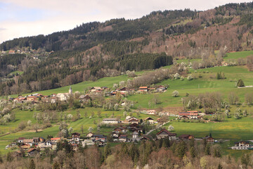 Fototapeta na wymiar Frühling im Chablais; Berglandschaft bei Villard
