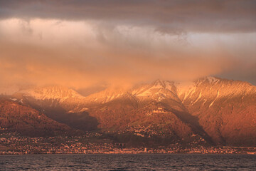 Gipfel über Montreux im Abendlicht; Blick von Locum auf Montreux mit den schneebedeckten Gipfeln...