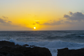 Coucher de soleil à la pointe de la Torche dans le Finistère en Bretagne, sur un océan agité en...