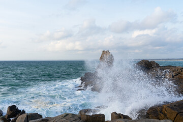 Des vagues s'écrasent sur les rochers à la pointe de la Torche, témoignant de la force brute de l'océan dans ce coin sauvage de la Bretagne. - obrazy, fototapety, plakaty