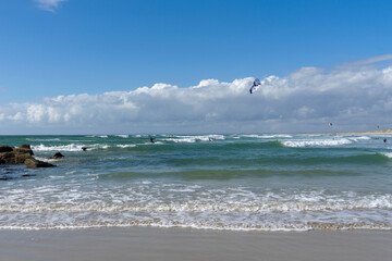 A la pointe de la Torche, dans le Finistère Sud, surfeurs et kitesurfeurs évoluent avec grâce dans les eaux de Bretagne, capturant l'essence dynamique de l'océan.