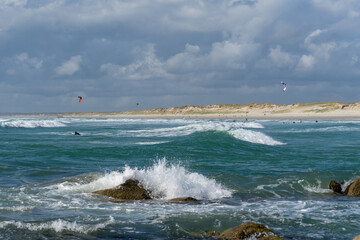 A la pointe de la Torche, dans le Finistère Sud, surfeurs et kitesurfeurs s'élancent dans les...