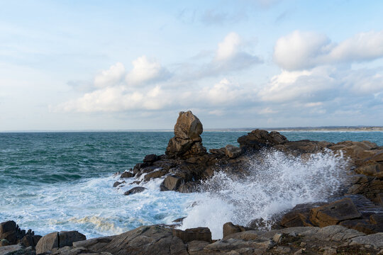 &Agrave; la pointe de la Torche, le littoral breton offre un spectacle &eacute;poustouflant, o&ugrave; vagues et ressac se marient en une danse perp&eacute;tuelle autour des rochers, unissant nature et puissance.