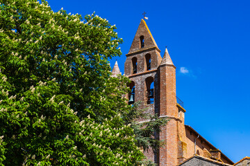 Clocher à l’architecture caractéristique en briques rouges de l’Eglise Saint-Martin de...