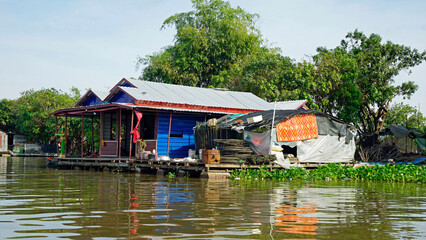 Fototapeta na wymiar floating houes on the tonle sap in cambodia