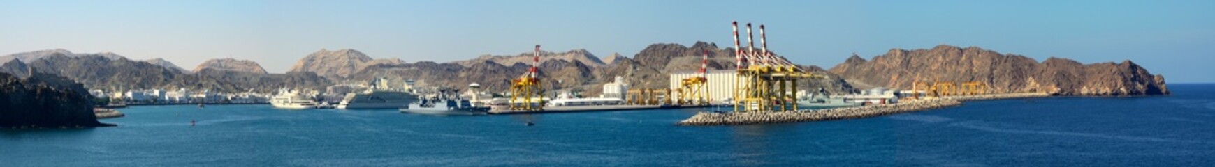 Panorámica de Sultan Qaboos Port, puerto de Mutrah, Sultanato de Omán