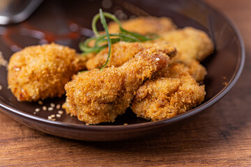 Crispy wings with spicy sarsa