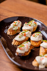 Open your mouth, garlic bread with acevichada sauce in the foreground.