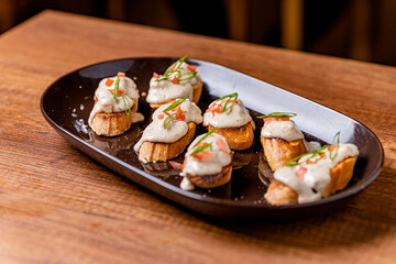 Open your mouth, garlic bread with acevichada sauce in the foreground.