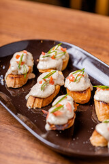 Open your mouth, garlic bread with acevichada sauce in the foreground.