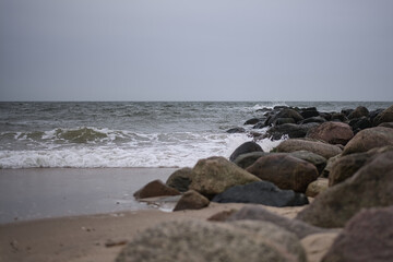 Steinformation am Strand bei Blavand, Dänemark