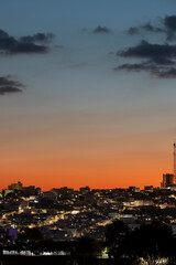 P&ocirc;r do Sol constrante com cidade escura, Varginha, Minas Gerais