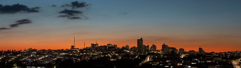 Panorâmica com pôr-do-sol na cidade de Varginha, Sul de Minas Gerais, Brasil