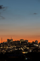 Pôr do Sol constrante com cidade escura, Varginha, Minas Gerais