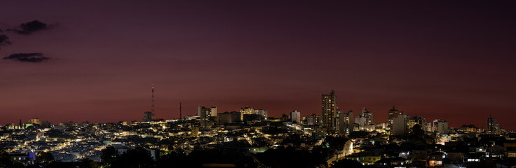 Panorâmica com pôr-do-sol na cidade de Varginha, Sul de Minas Gerais, Brasil