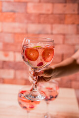 Cocktails based on gin and tonic, with fruits