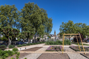 Fototapeta premium Brive la Gaillarde (Corrèze, Nouvelle aquitaine, France) - Square Charles Boudy et ses jardins potagers au printemps
