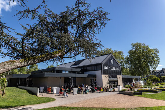 Brive la Gaillarde (Corr&egrave;ze, Nouvelle aquitaine, France) - Square Germain Auboiroux - Vue de la halle gaillarde et sa terrasse ext&eacute;rieure au printemps