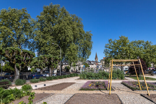 Brive la Gaillarde (Corr&egrave;ze, Nouvelle aquitaine, France) - Square Charles Boudy et ses jardins potagers au printemps