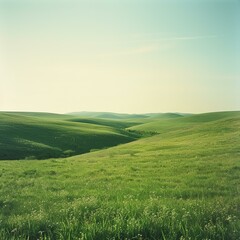 Obraz premium Green rolling hills under blue sky
