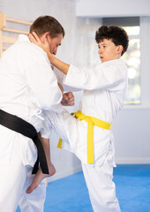Obraz premium Private karate lesson for teenager in the gym