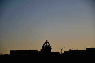 SILUETA DE UNA IGLESIA A LA LUZ DE UN ATARDECER