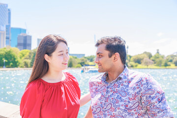 シドニーの公園デートを楽しむ国際カップル