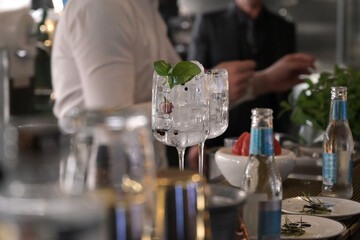 cocktail sul bancone di un bar