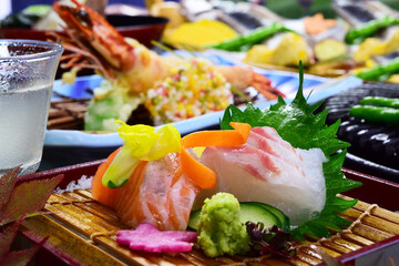 日本の会席料理　お造りと海老の天ぷら
