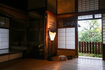 淡い照明に照らされた古い和室の情景