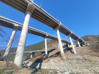 신항만 도로로 산과 산을 열결허는 매우 높은 다리 구축물