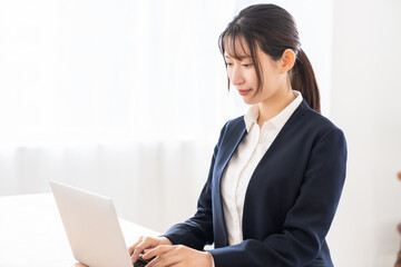 ビジネスウーマン　パソコン