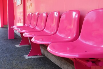 ピンク色したベンチ