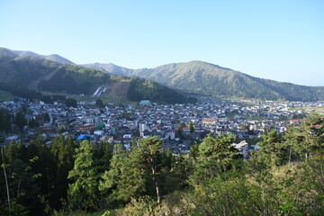 長野県野沢温泉村のつつじ山からの温泉街の景色