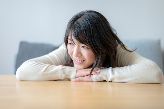 「突っ伏す」の写真素材 | 211件の無料イラスト画像 | Adobe Stock