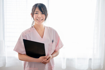 笑顔の若い医療系女性