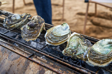 Sweet and delicious charcoal-grilled garlic oysters