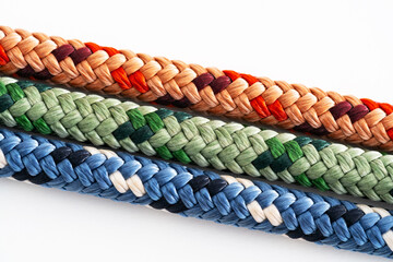 Bunte geflochtene Armbänder