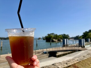 松島海岸の海の見える公園で飲むアイスコーヒー