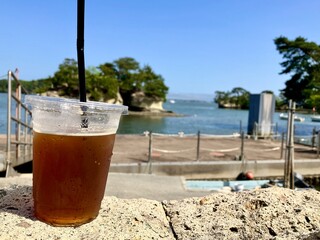 松島海岸の海の見える公園で飲むアイスコーヒー